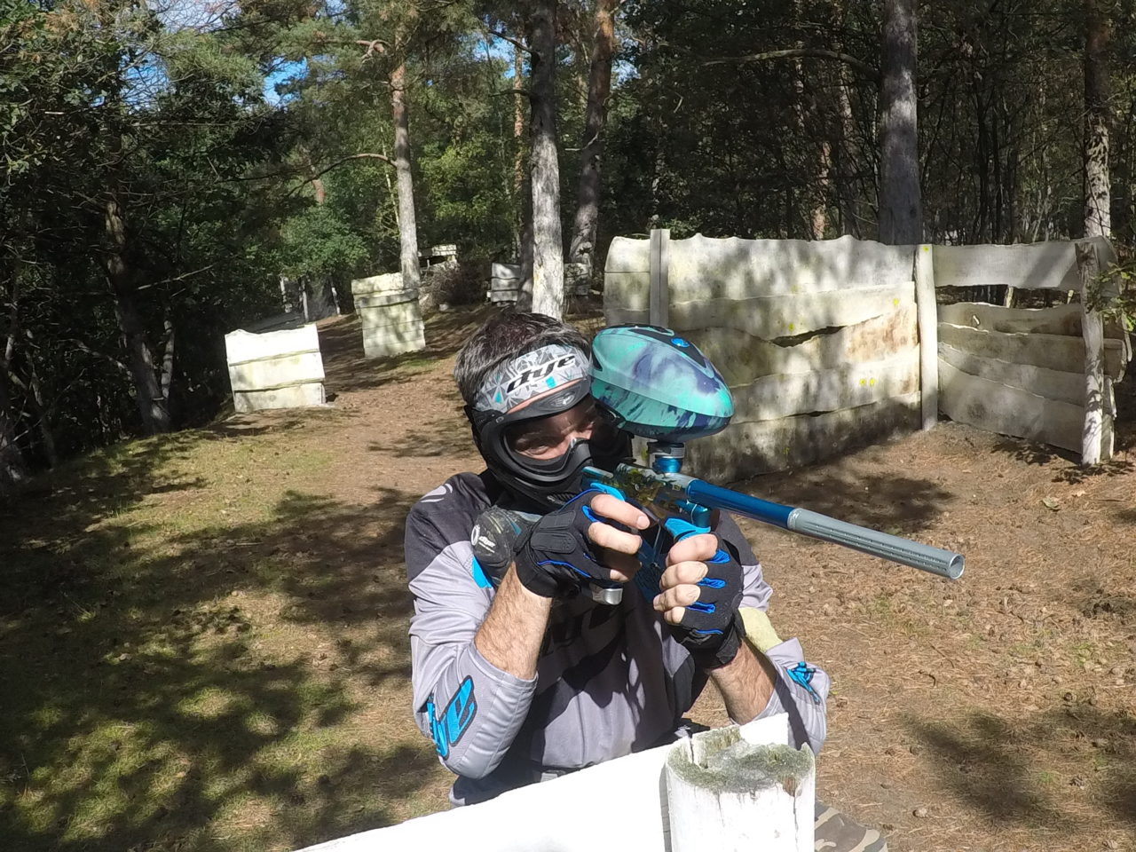 Paintball sportspeler rukt op via de waterkant