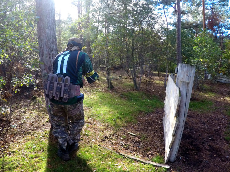 Paintballer zoekt dekking achter boom