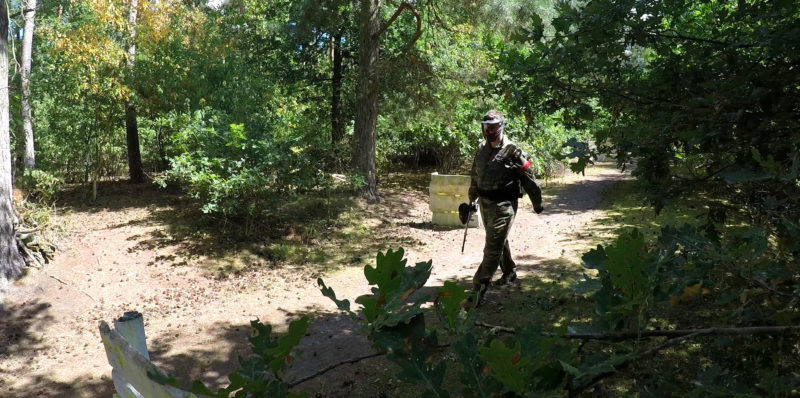 Paintball speler loopt terug naar safezone