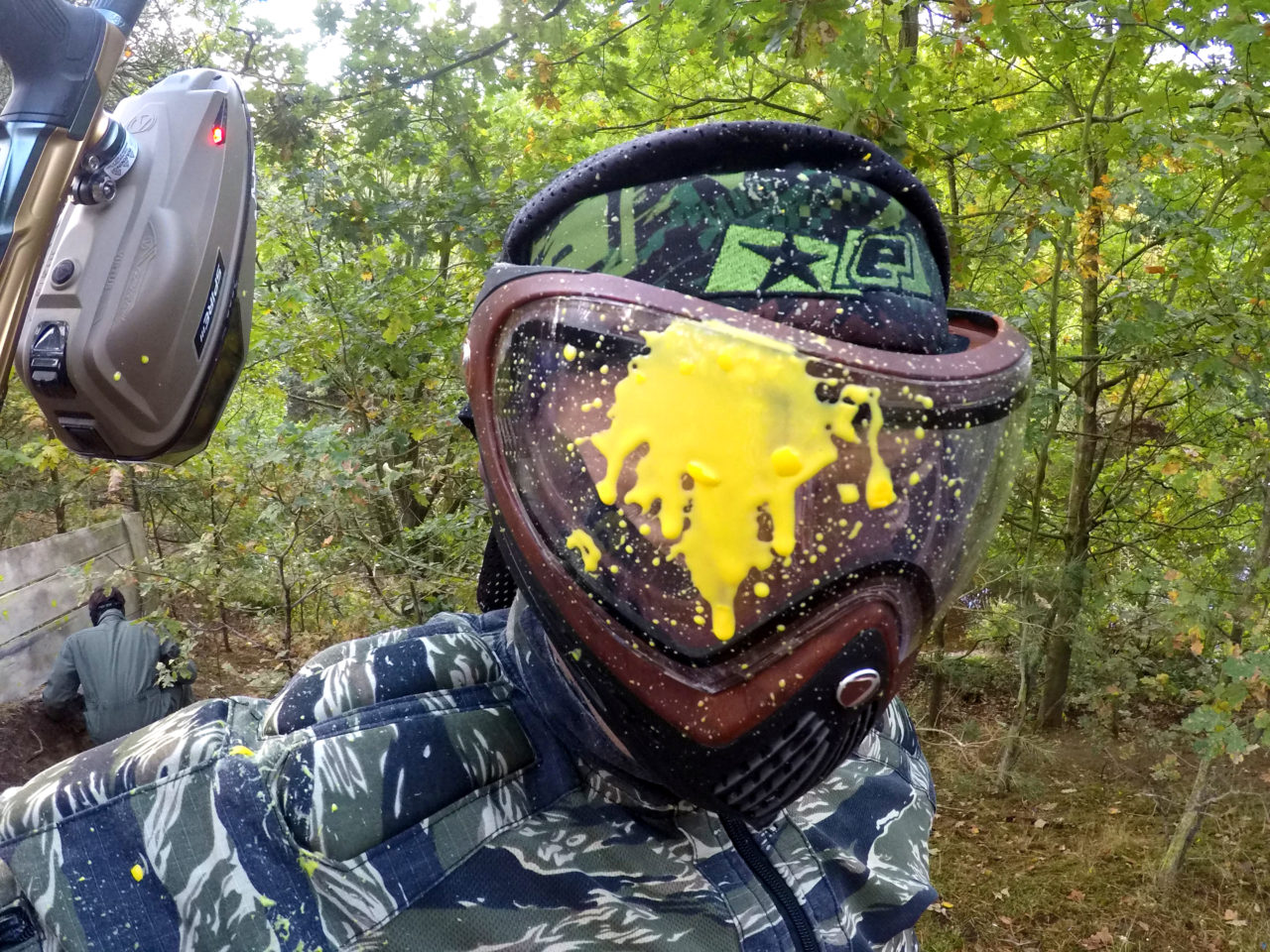 Gele paint vlek op masker paintballer