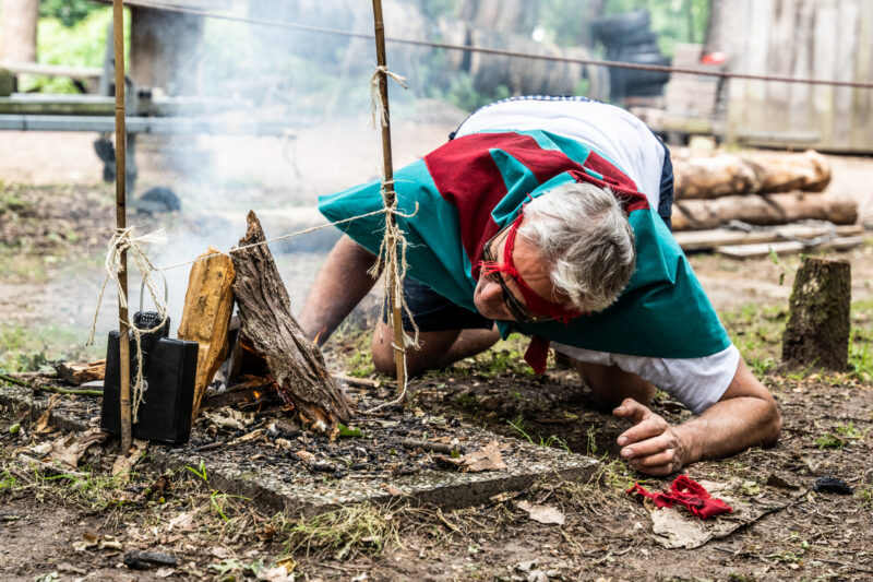 Expeditie Robinson vuurproef bij Outdoor Challenge Park waarbij deelnemers vuur maken om een opdracht te voltooien